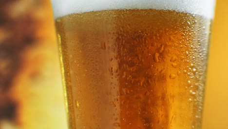 Bier-Nahaufnahme.-Pint-Kaltes-Craft-Bier-Isoliert-Auf-Mattschwarzem-Hintergrund,-Drehung-Um-360-Grad.-Glas-Bier-Mit-Wassertropfen.